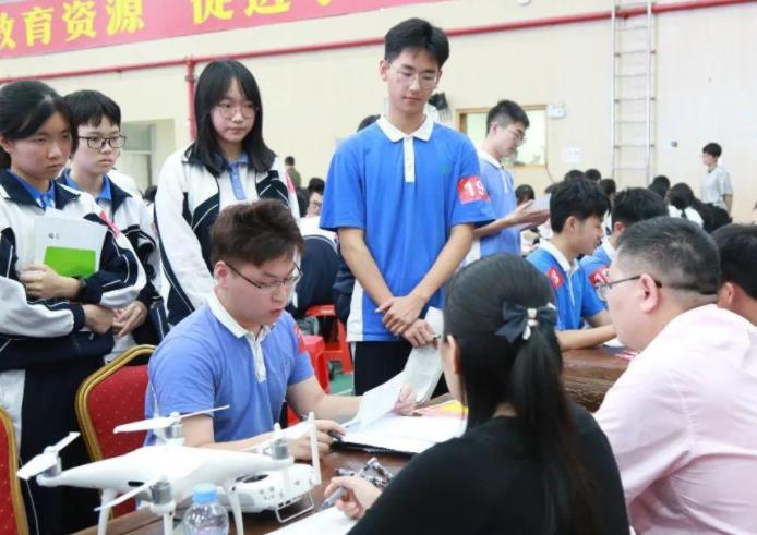 又一捡漏考生火了，高考412分被厦门大学录取，可这学费也太贵了