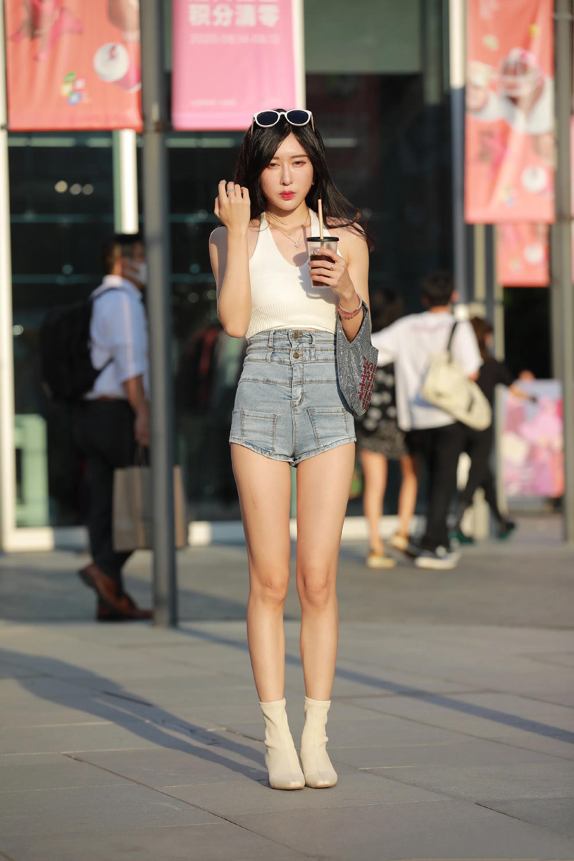 街拍美图合集 牛仔短裤穿搭的小姐姐们