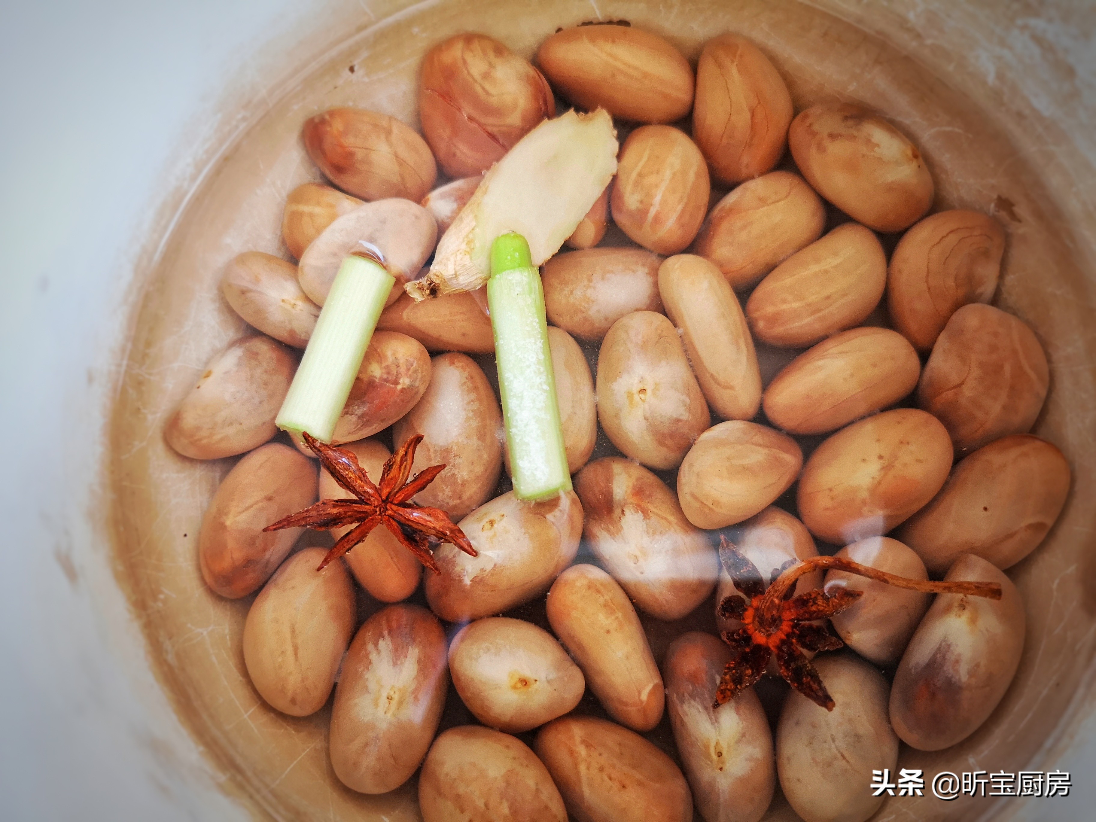这水果一个20斤，印度人拿它当主食，我们却扔掉十多斤，太浪费了