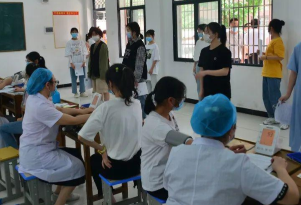 高考体检需要“一丝不挂”？学生被吓出表情包，体检医生很无奈