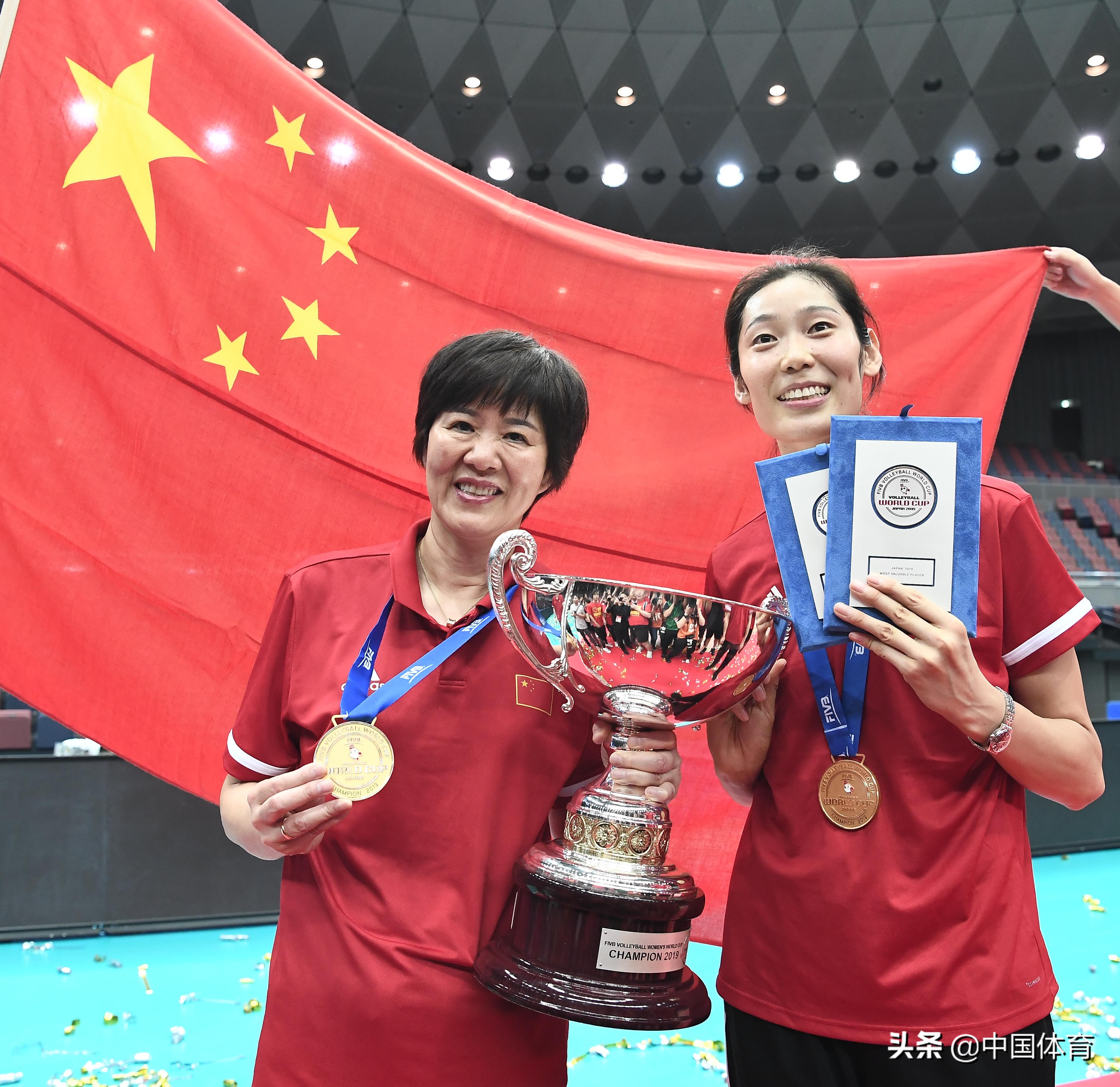 世界杯颁奖仪式(2019女排世界杯颁奖仪式,中国女排姑娘举起冠军奖杯)