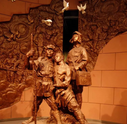 他是我国开国将领，一生荣誉勋章无数，东北这所医科大学由他亲自创办！