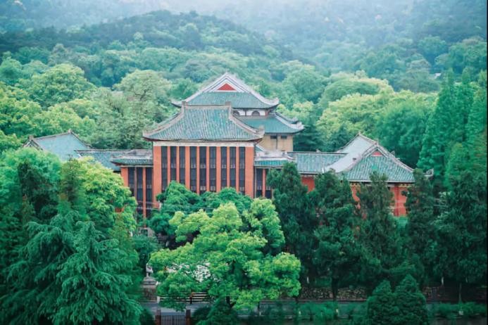 毛主席题写校名、12位院士坐镇！湖南这所大学：位列中国高等教育第一方阵！