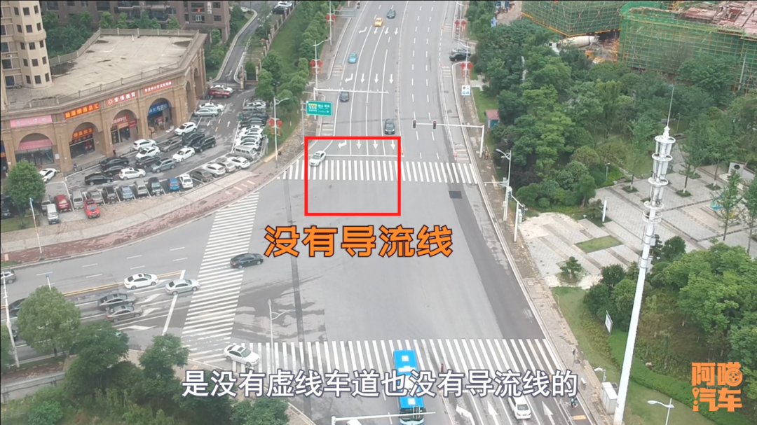 两车同时转弯相撞，谁的责任更大一些？记住这个车道多半是全责