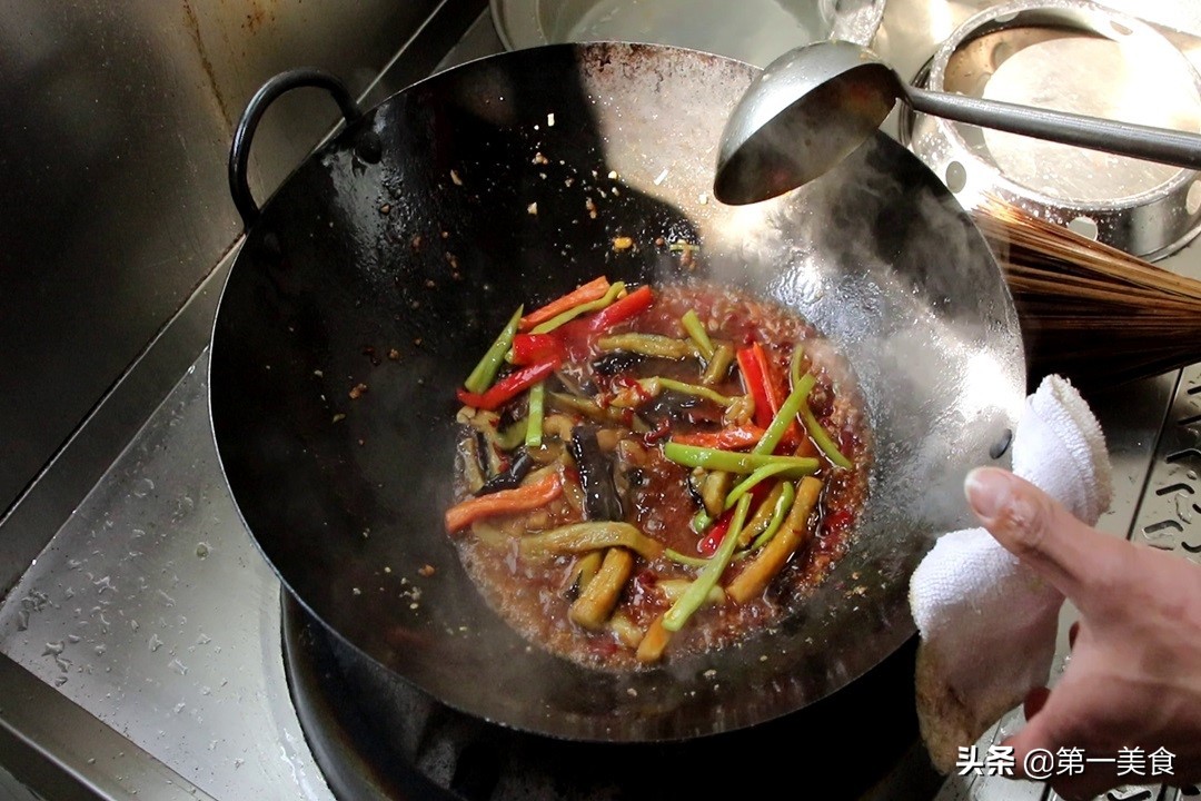 厨师长教你鱼香茄子正宗做法，茄子不吸油不出水，香软入味真下饭