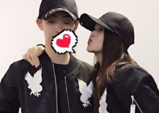 Inghan儿子用四个婴儿走出街道，妇女在街上吸烟。