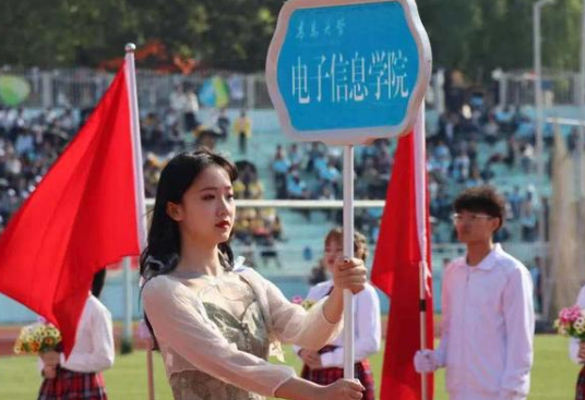 青岛大学运动会火了，举牌女生个个赛仙女，网友：行走的招生简章