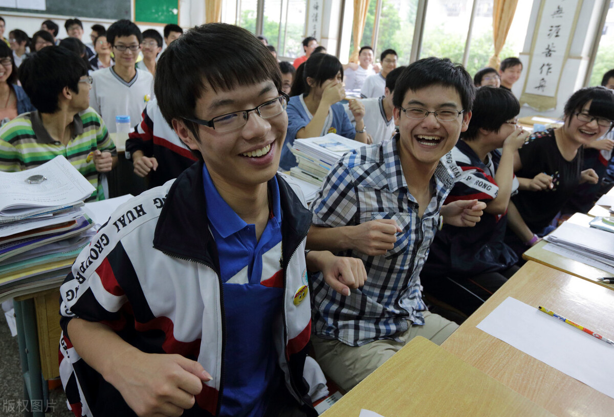 贵族学校与普通学校“校服对比”，这3点差距现实，学生：不公平