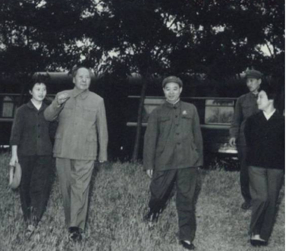 1953年，毛主席在蛇山买臭豆腐，被认出后无奈上黄鹤楼“避难”