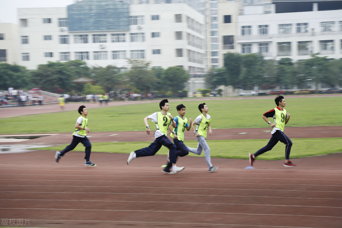 小学满分作文《操场上的一幕》