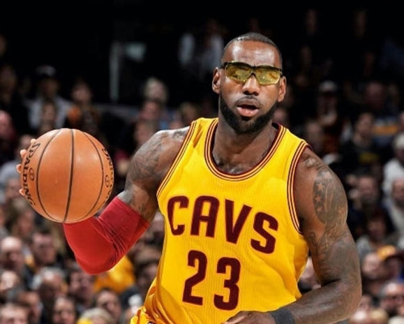 NBA球星戴护目镜都啥样？隆多酷似黑客帝国，库里戴护目镜太搞笑