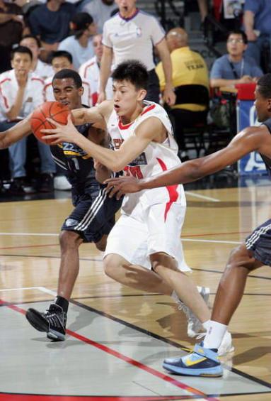 07年NBA夏联中国打的咋样？阿联青涩大郅成大腿，王仕鹏场均10分