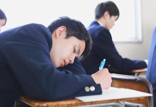 学校换上新课桌，学生的世界观被颠覆，黑科技的诞生出现了