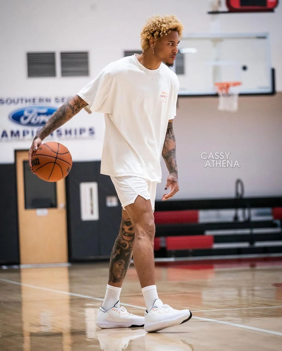 为什么nba都穿白色紧身裤(美式球员(穿搭)或将成为球场的全员恶人)