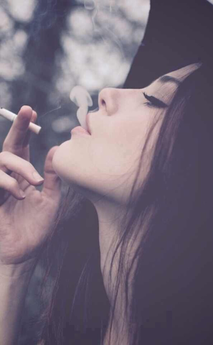 抽烟的女人图片流泪图片