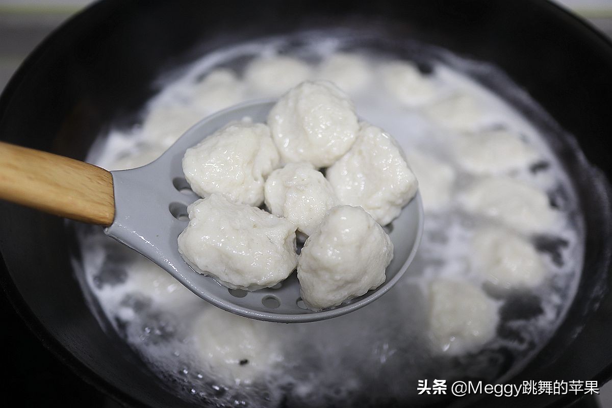 自制的鱼丸Q弹洁白，2道家常鱼丸汤，比饭店的还营养好喝实惠