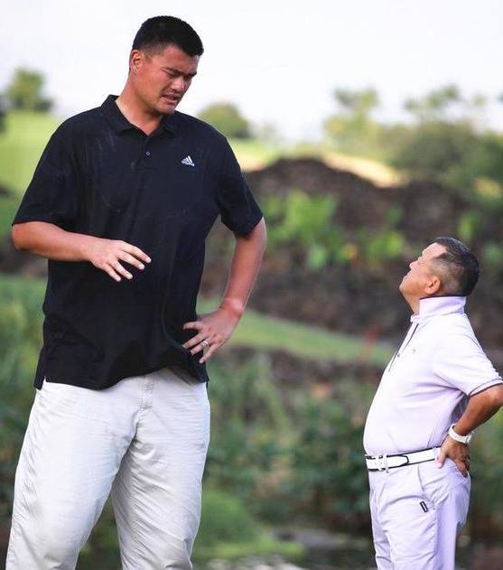 世界杯男篮合影(与篮球巨人合影的尴尬:科比站姚明旁小鸟依人,王力宏