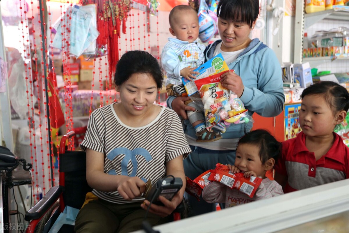 湖北夫妻开便民超市，利用一张“购物卡”，年收益200万，真厉害