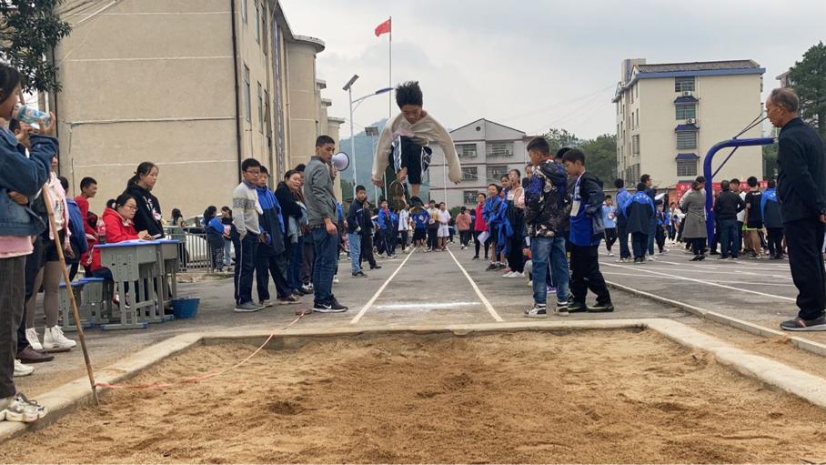 雙峰縣杏子中學(xué)田徑運(yùn)動(dòng)會(huì):寒風(fēng)中揮灑青春(圖2) 雙峰縣杏子中學(xué)田徑運(yùn)動(dòng)會(huì):寒風(fēng)中揮灑青春(圖2)