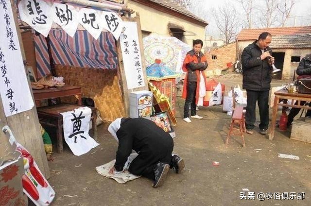 在外地去世丧礼怎么办？不同村不同俗，有的抬回家，有的却很忌讳