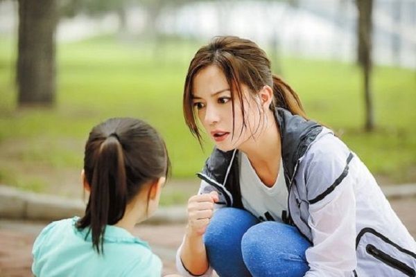 “妈妈别打了，我疼！”大人打骂女孩哭喊，失控的父母请适可而止