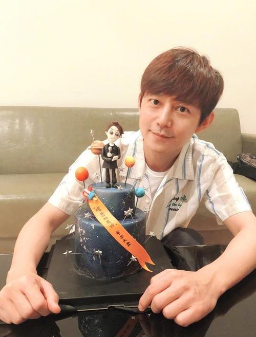 何炅实在太低调，父母身份背景曝光后令人意外，难怪这么优秀呢