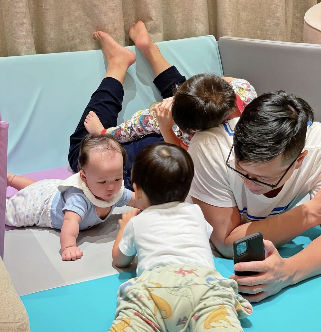 胡杏儿带长子注射疫苗，Brendan笑容帅气，自称不疼很淡定