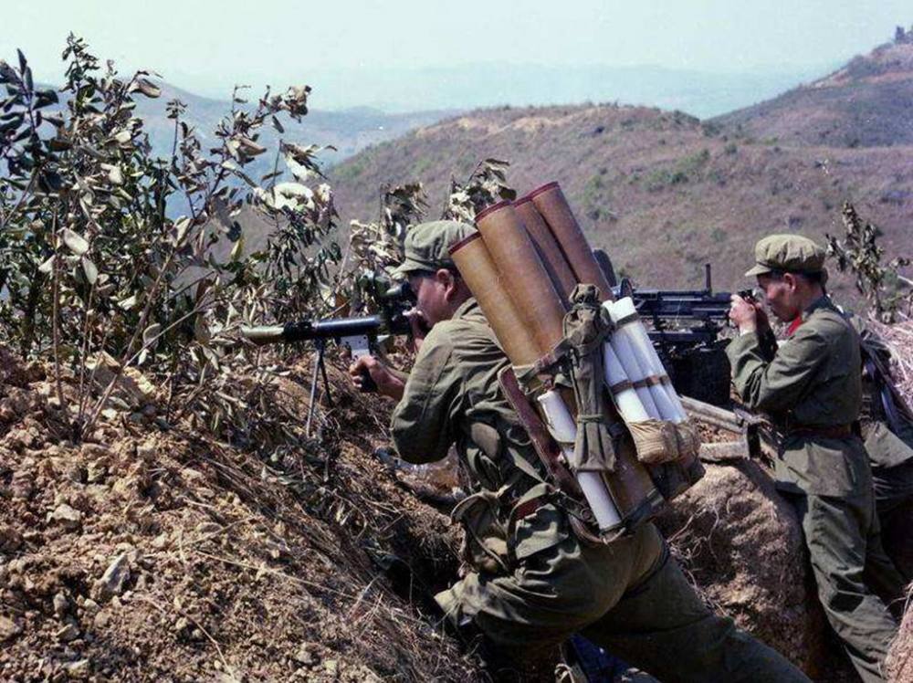 随即,张万年带着127师入驻广西,在中央一声令下攻入越南边境,对于越南