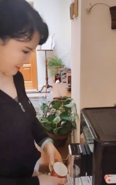 付笛生豪宅罕曝光，庭院种满花草装修古色古香，曾传住上亿四合院