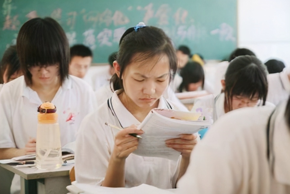 “上大学就轻松了！”大学和高中的区别有多大？学姐：哭都没权利