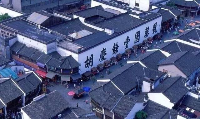 俗语“人无笑脸不开店”其实还有下半句，将它们合起来，才更精妙