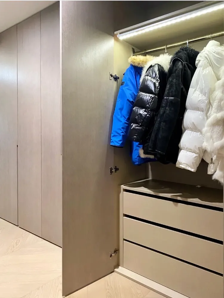 谁说衣帽间只能装在卧室？玄关衣帽间才叫好用