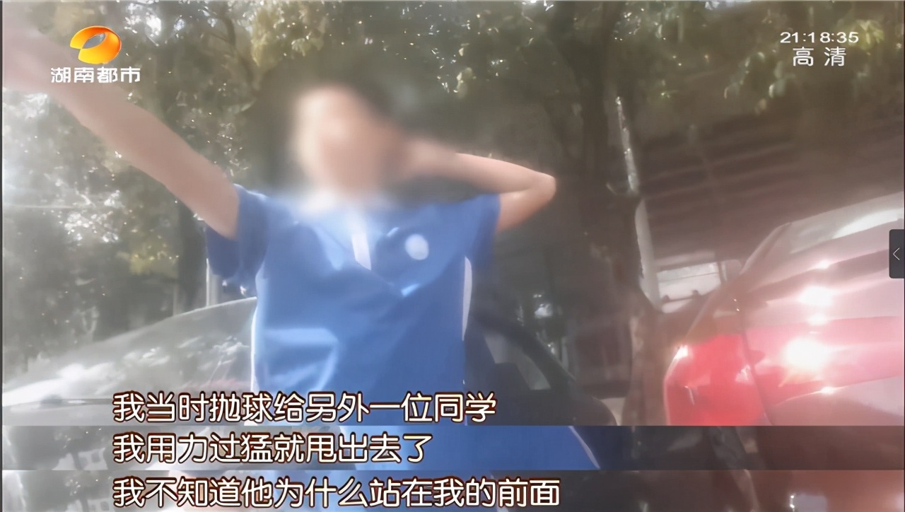 小伙哇亮羽毛球用品(痛心！湖南一男孩被断裂球拍击中身亡，“刚在校内超市新买的”)