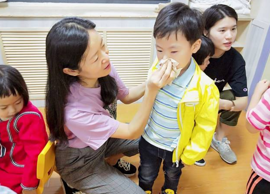 5岁男孩被学校多次劝退，老师：我不是保姆，照顾不了“小王子”