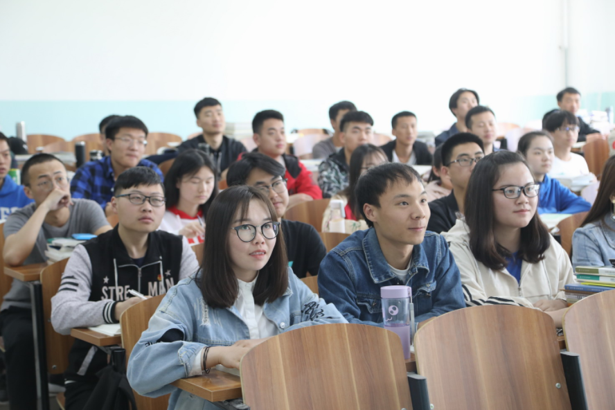 为何大学课堂上睡倒一片，老师依旧从容讲课？因为早已司空见惯