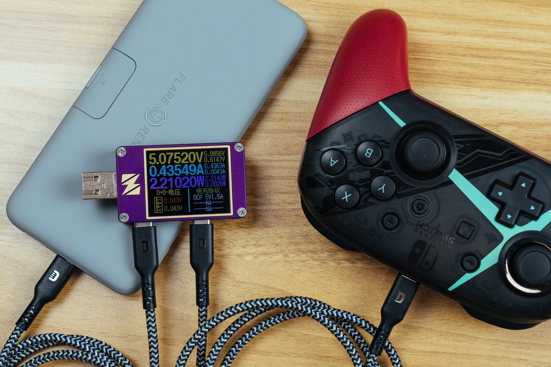 入手iPhone 13后，出行绝不能少了多功能闪焰狐双向快充无线充电宝