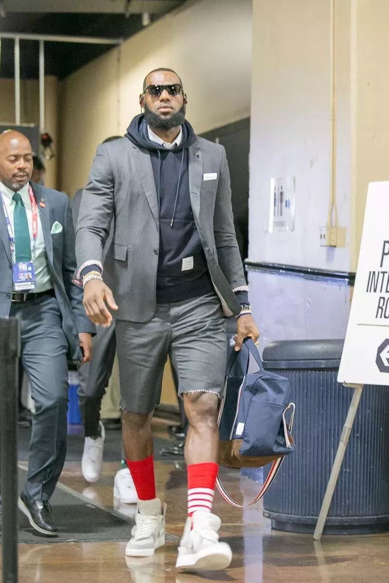 詹姆斯西服壁纸(始于球技忠于人品的詹姆斯,其实他的衣品一样出色)