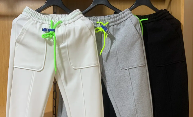 就拿裤子来说,运动风一直是时尚圈的主流趋势精选优质回答:裤子的绳子