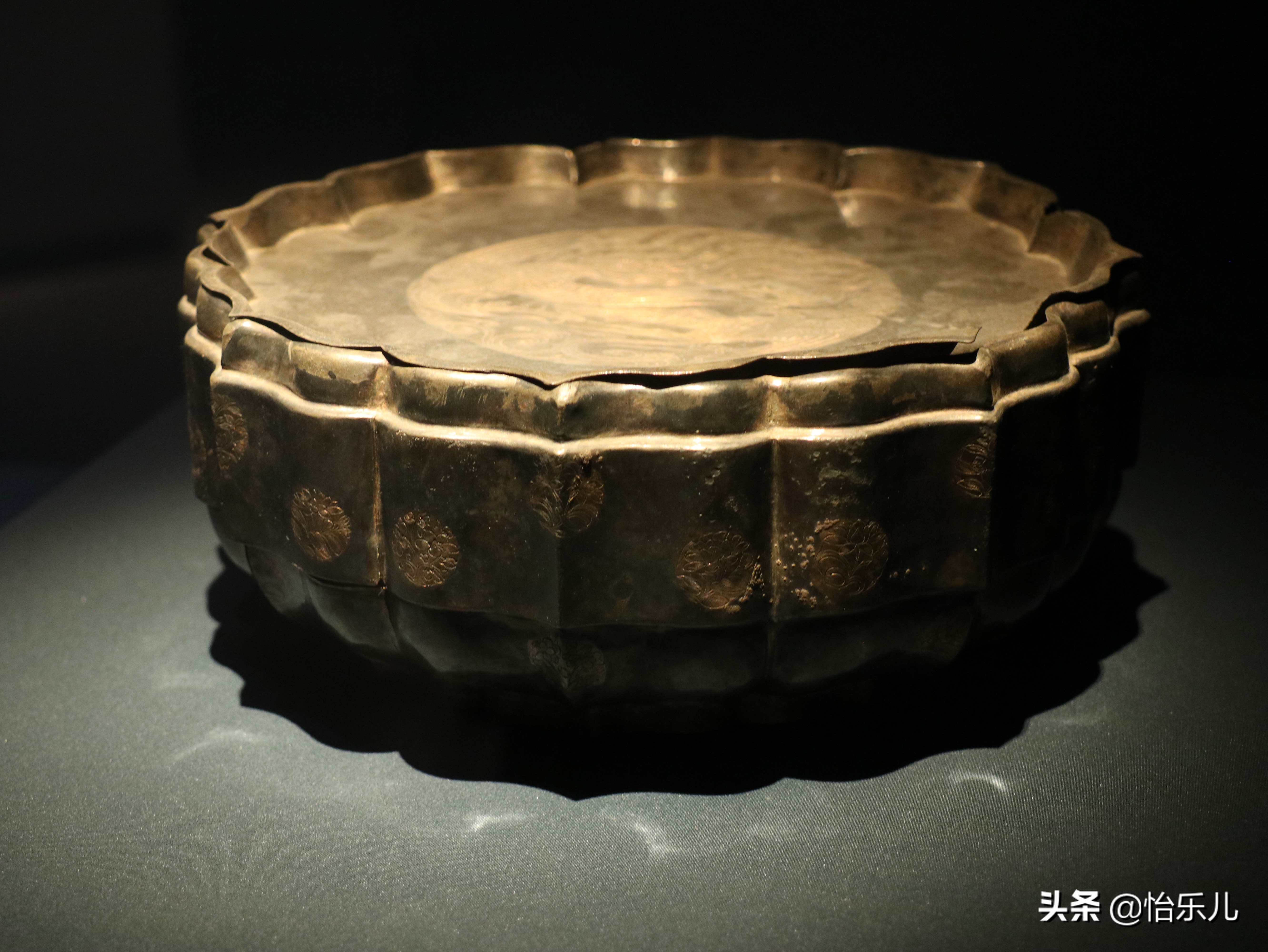 苏州一座墓出土54件元代金银器，纯度高型别致，还件件纹美艺精