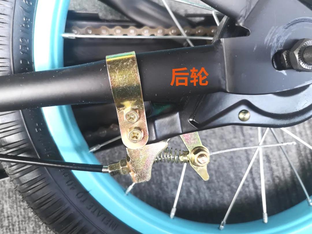 其它都是前钳刹 后抱刹设计,但每家刹车体验也不同▼优贝小飞熊的是前