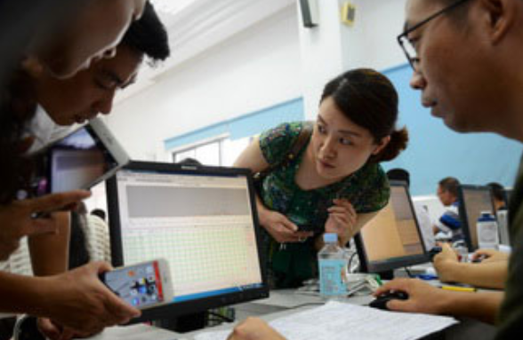 高考的答题卡扫描过程曝光，不少人觉得老师省事了，学生可苦了