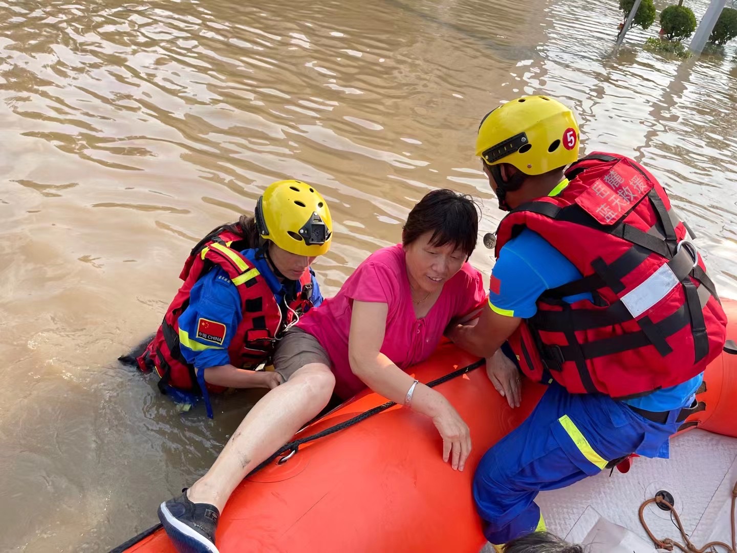 “放心，我扛得住！”女财务变援豫救援队员，救出灾民近千人