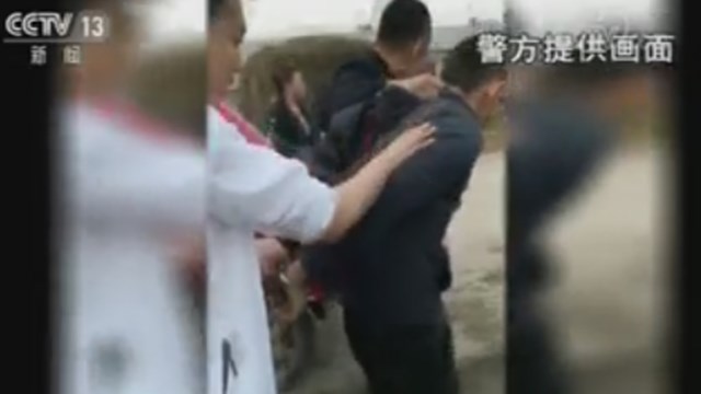 真相令人震惊(一支队伍声称“执法”人员却遭群众质疑围堵 真相令人惊讶)