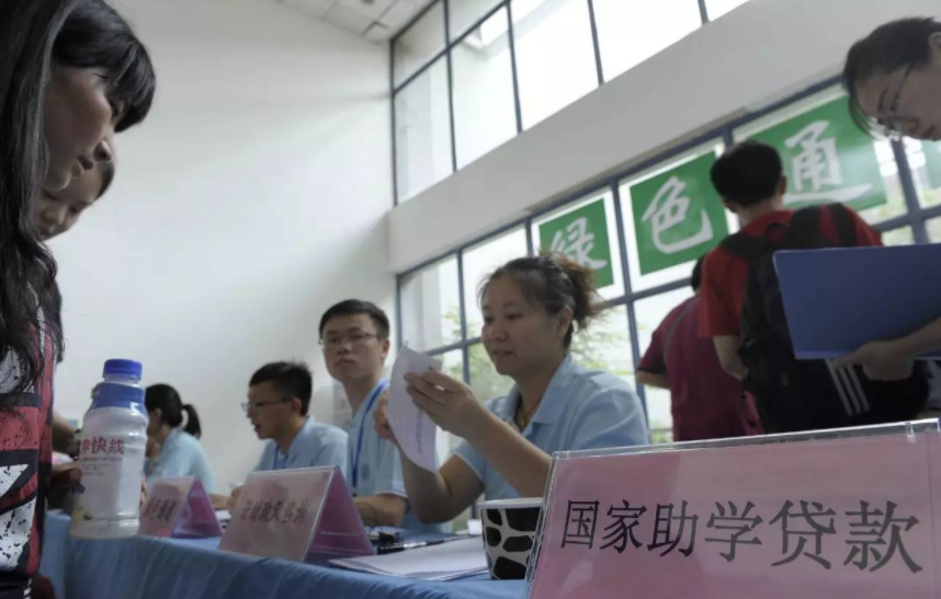 教育部有新规定，大学生们迎来好消息，贫困生上大学更容易了