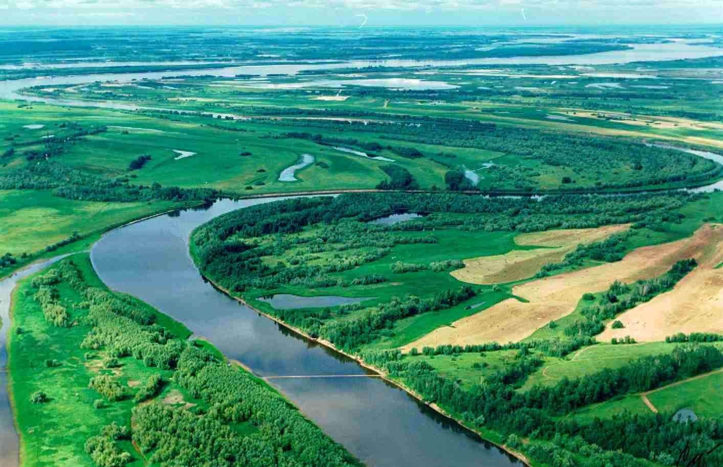 西伯利亚盆地：世界上最大的陆地盆地，总面积近700万平方千米
