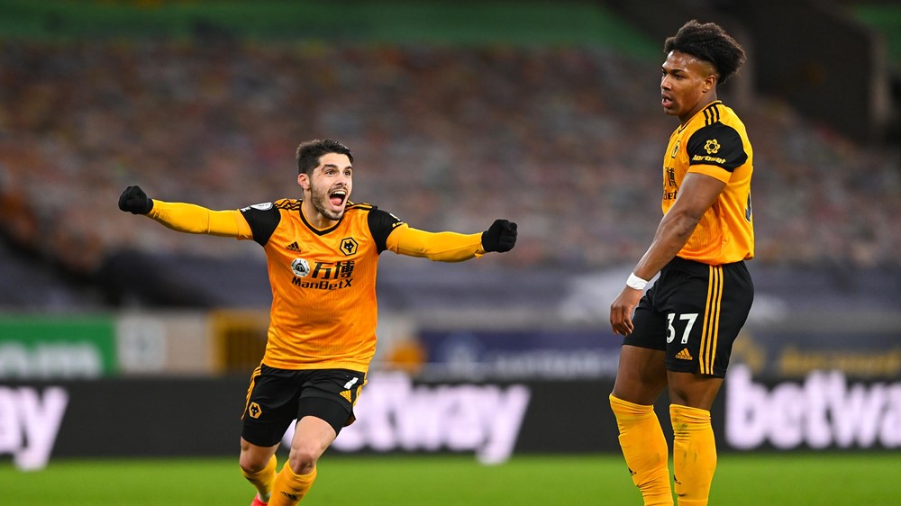 狼队赛季双杀利兹联)