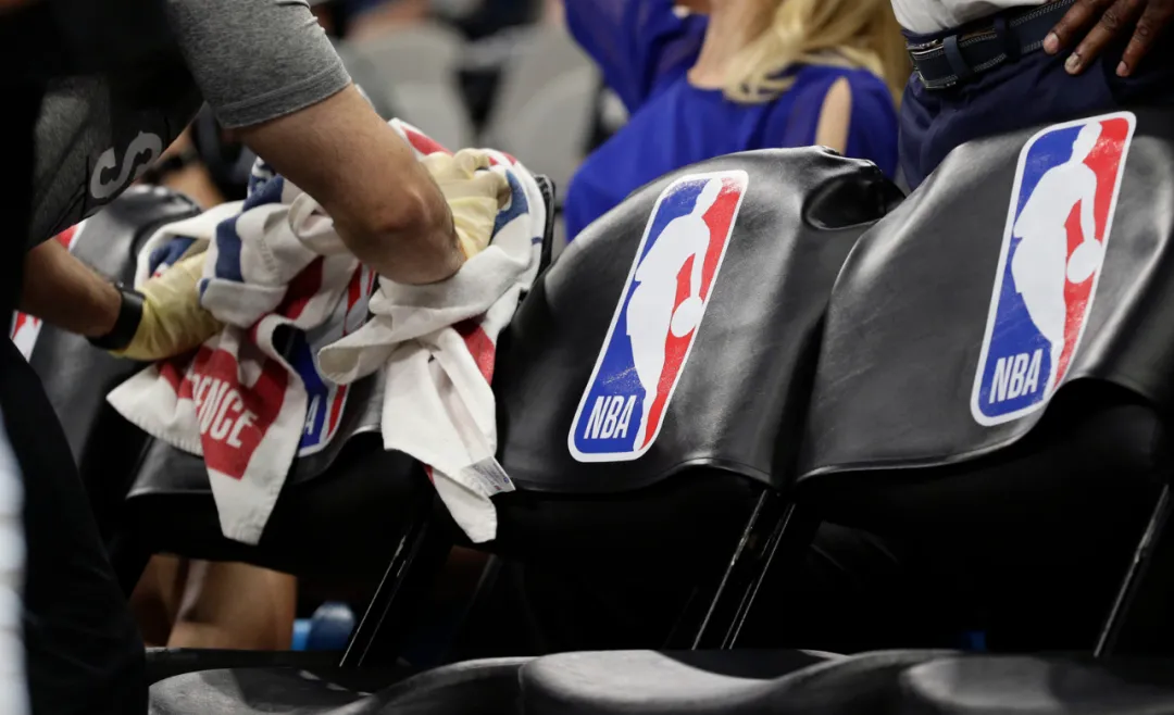 今天nba为什么延期了(NBA重启再次延期！湖人总经理带头降薪！詹姆斯损失超900万美元)