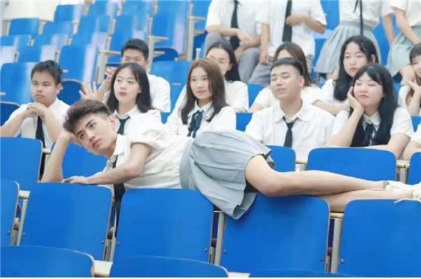 男班长拍毕业照短裙上阵，“大长腿”羡煞女同学，此刻我独领风骚