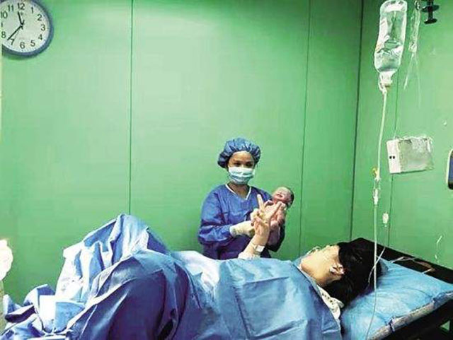医生劝回临产产妇，刚到酒店2小时孩子出生，网友怒斥医生：无知