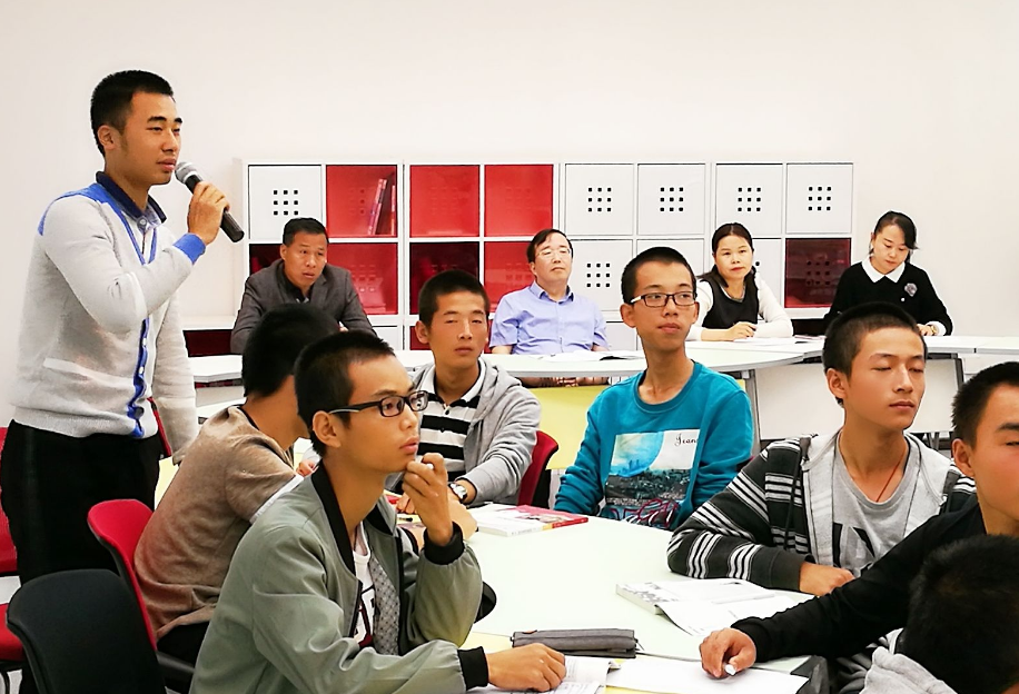 大一新生开学，应如何自我介绍，导员：做到两说两不说准新生注意